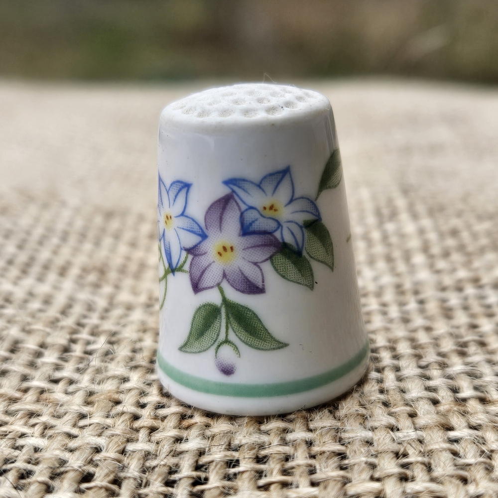 Vintage Royal Worcester Bone China Thimble Pink Floral Made in England - Picture 5 of 9